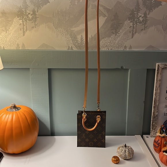 New Louis Vuitton Petit Sac Plat. Product ID: M69442. Material&Color: Monogram. - Picture 2 of 16